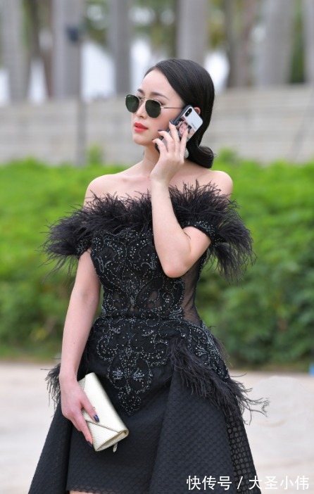 街拍|美女街拍:优雅的小姐姐,一袭抹胸礼服,凸显高贵女王范