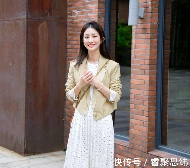 整体穿搭|女人的服装穿搭很有讲究，可以穿上精致的裙装，轻松成为优雅女人