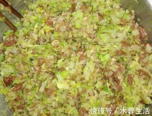 窍门|白菜猪肉馅饺子怎么做才好吃？牢记3个窍门，饺子不柴不腥鲜味足