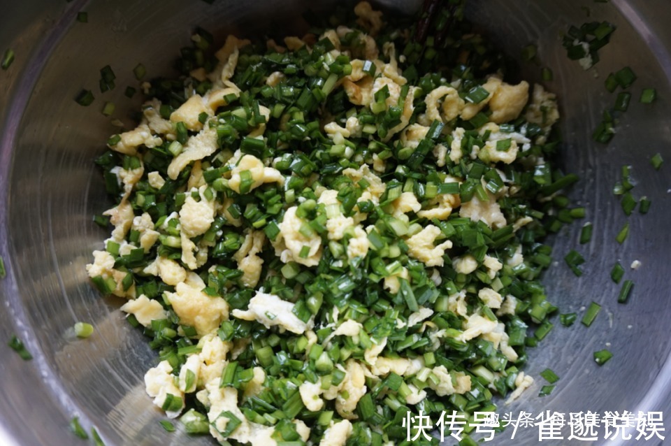 韭菜鸡蛋馅饼|家常美食推荐韭菜素馅饼，皮薄馅多，酥脆香甜