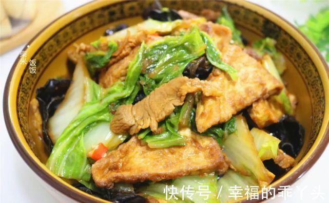白菜炖豆腐，这样做才好吃，豆腐鲜香多汁，白菜脆嫩爽口