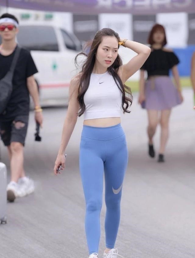 一字领 时尚简洁的瑜伽裤,展现闲适惬意的感觉,显得大气!