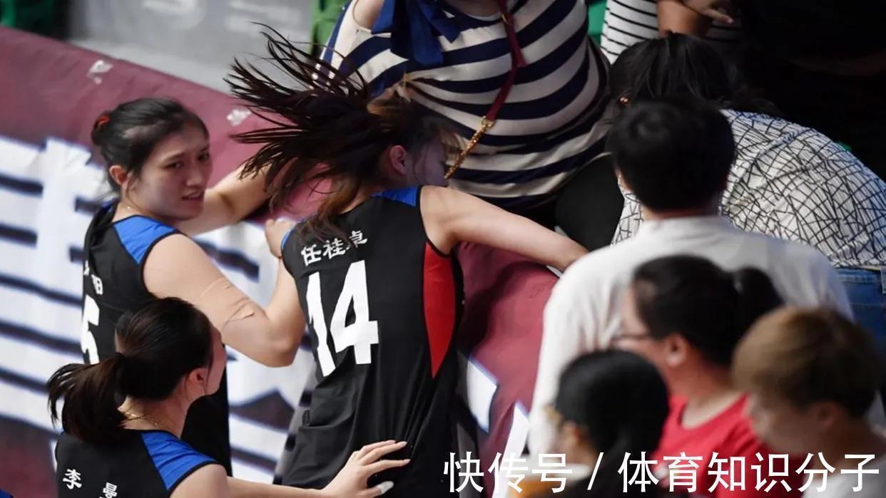 辽宁女排|女排打架场面火爆!丁霞队友冲上看台打人,周围的人拉都拉不住