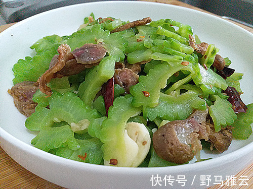 苦瓜新花样吃法,和此物一炒,才上桌全家抢着吃,比苦瓜炒鸡蛋香