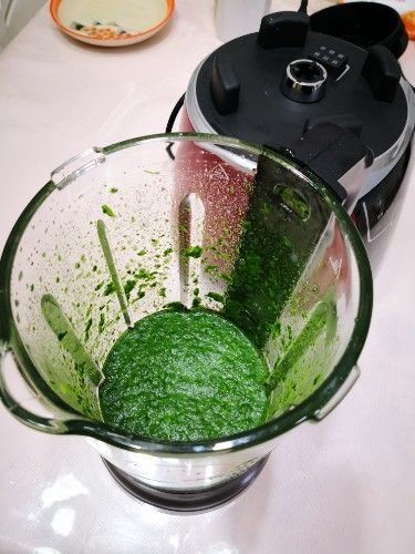 炸蘑菇时，直接挂糊是不对的，多加一步，蘑菇外酥里嫩嚼着比肉香