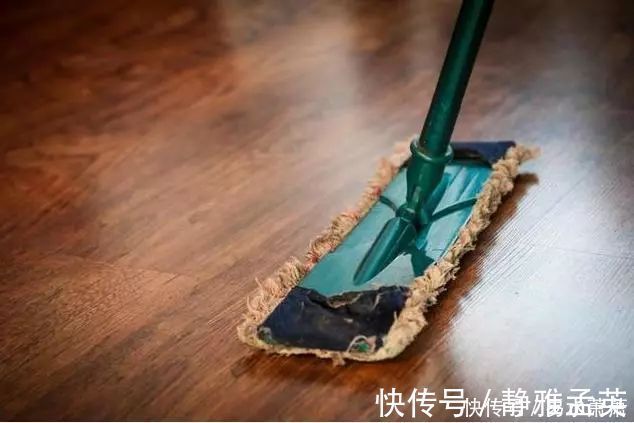 拖完地后总有“水渍”？老保姆：在水里加个“料”，干净又明亮！