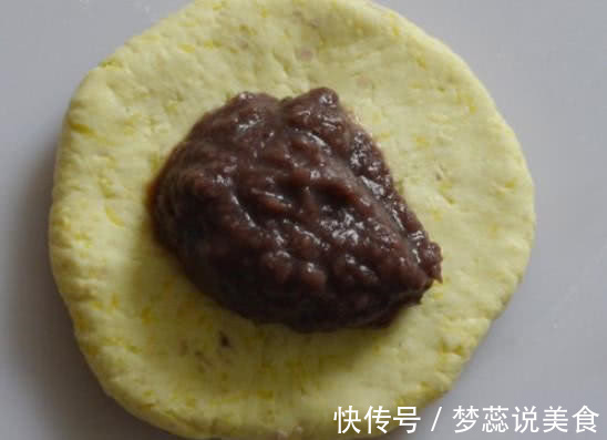 做南瓜饼,不要再用面粉了,用它做,南瓜饼松软可口,还非常香