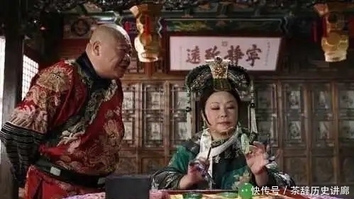 不该|慈禧起床宫女看了一眼，慈禧就杀了宫女，宫女看到了什么不该看的