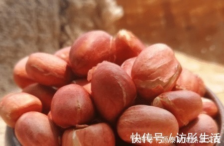 花生米不用炒，用盐水泡一泡，比炒的好吃，鲜香酥脆，越吃越过瘾