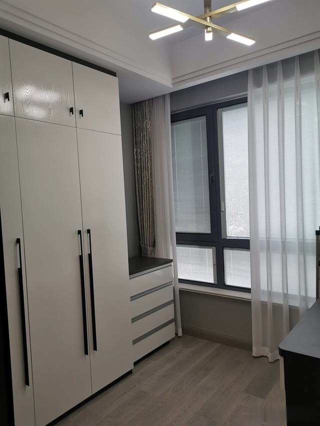 飘窗|学她家装修,电视墙很大气,过道打柜子太实用了,全屋都很喜欢