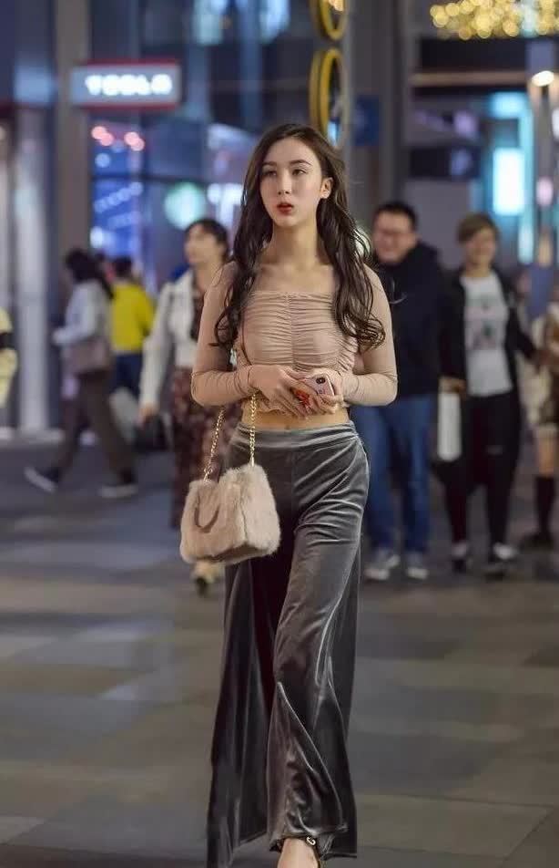 吊带连衣裙|气质典雅的小姐姐,灰色的吊带连衣裙,婉约而又不失时尚感