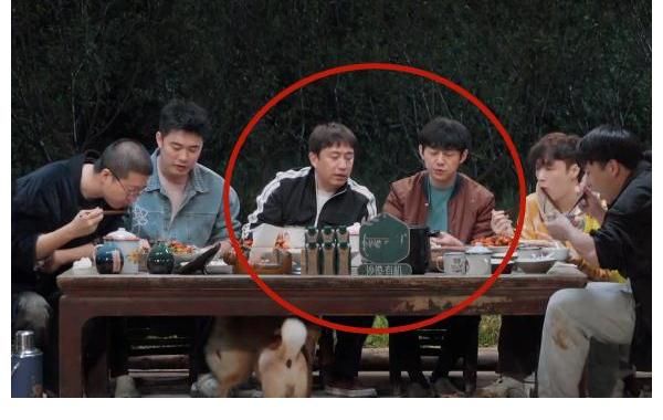 黃磊|《向往5》座位代表地位，黃磊何炅的飯桌C位，終于讓出來了