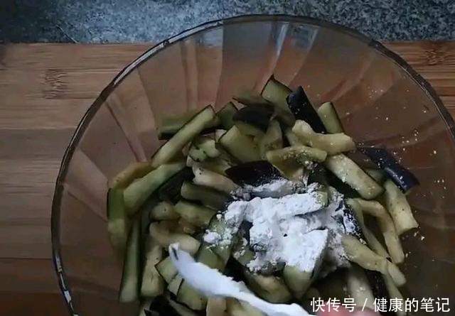 拿肉都不换的鱼香茄子做法，制作简单明了，看着就很香！