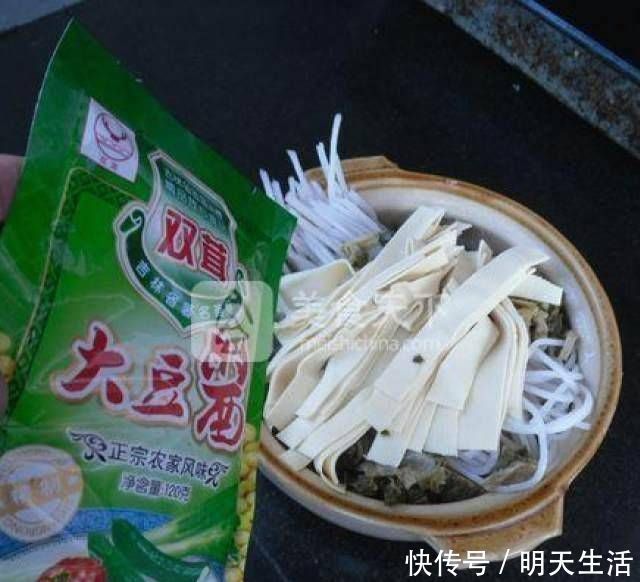 砂锅白菜的最佳食用方法是美味和营养，可以在家里做，太简单了