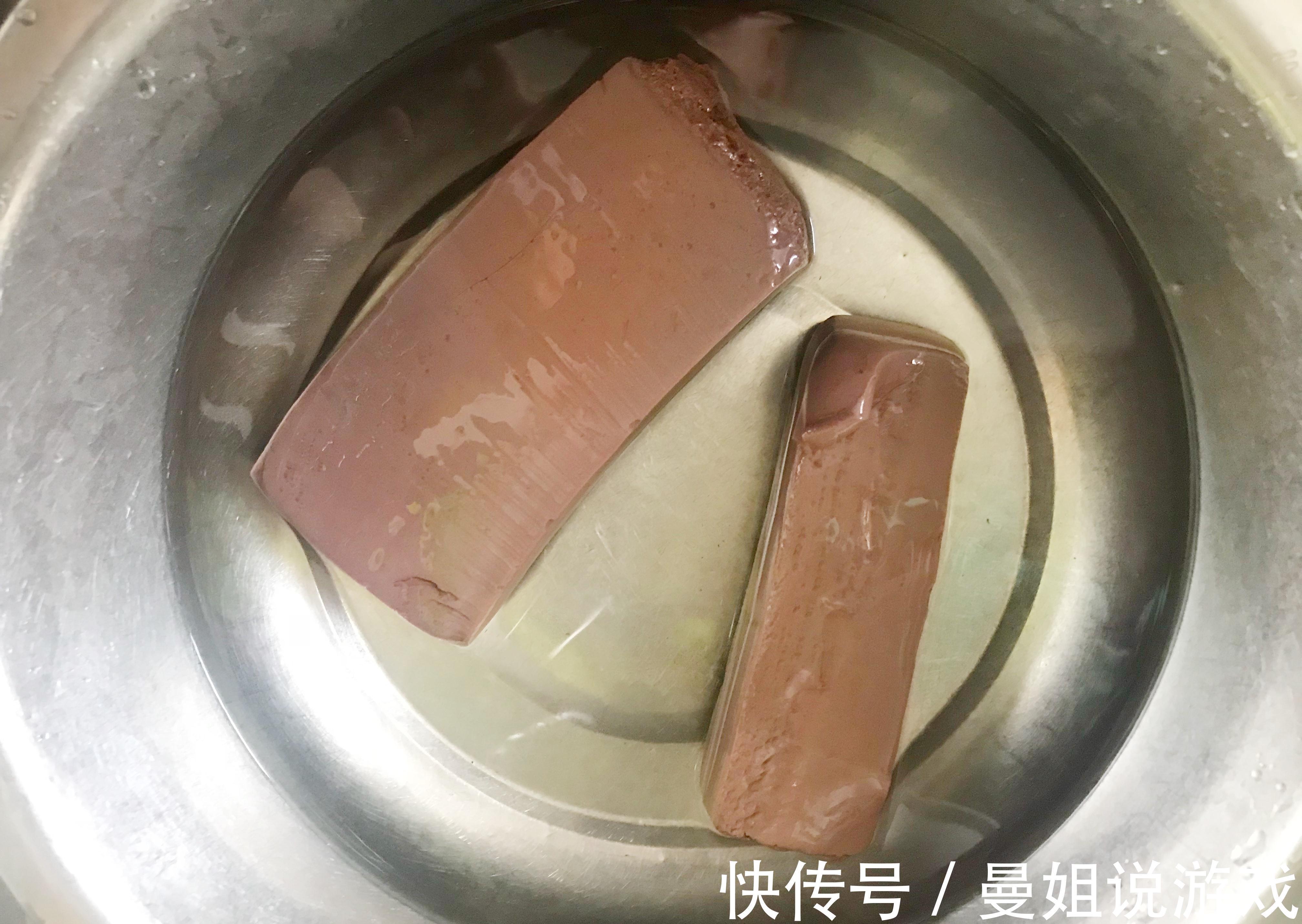 洋葱搭配羊血一起炒,不腥不膻,吃起来别有一番风味