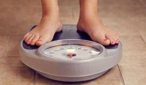  膝盖|经常膝盖疼，八成是与“滑膜炎”有关，做好3事，炎症悄悄溜走