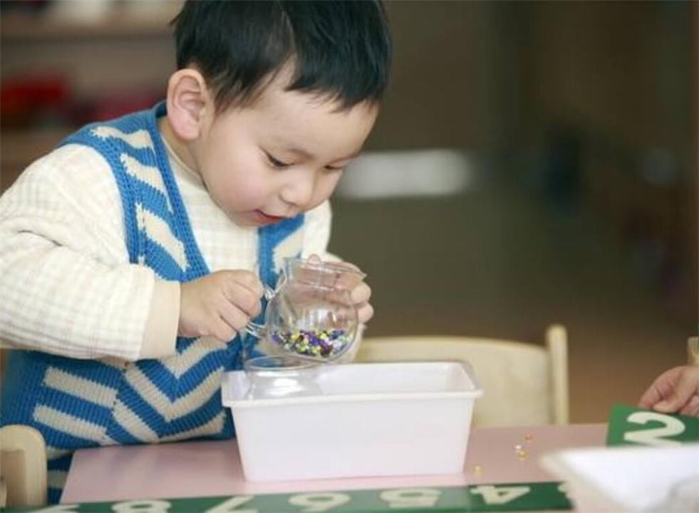 孩子|孩子3岁就得送幼儿园?育儿专家建议:父母送错了,娃会遭罪的