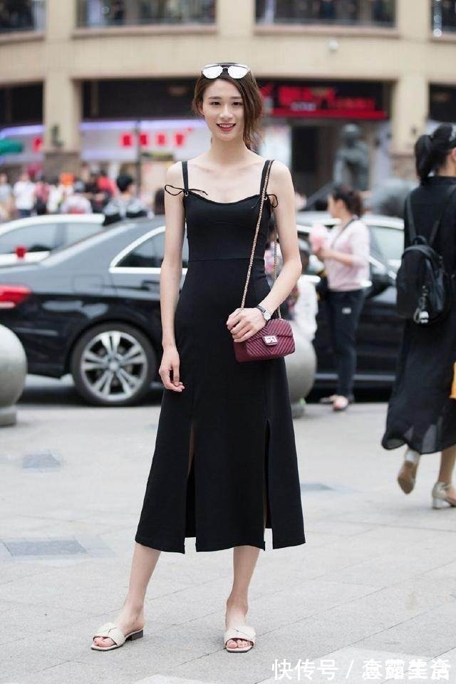 街拍:长发美女的红色穿搭真性感,长相靓丽,气质优雅