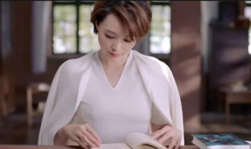 “朗读者”董卿收入曝光比常人高出很多,走近才女董卿