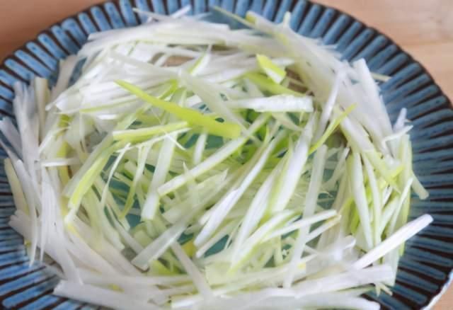 回软|炸小鱼时,有人裹粉有人挂蛋液,大厨:教你正确做法,香酥不回软