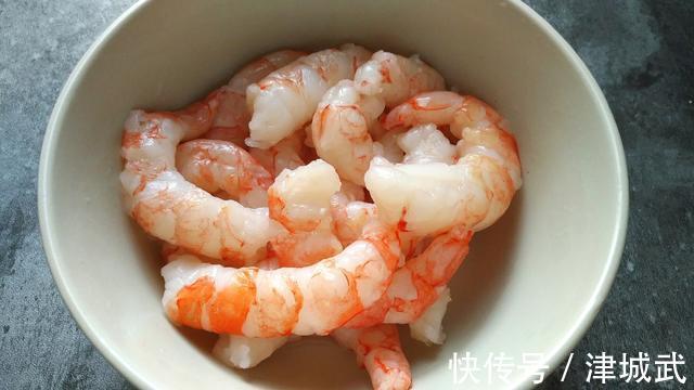 萝卜和它一起炖，味道特别鲜！热腾腾端上桌，营养下饭，吃完暖和