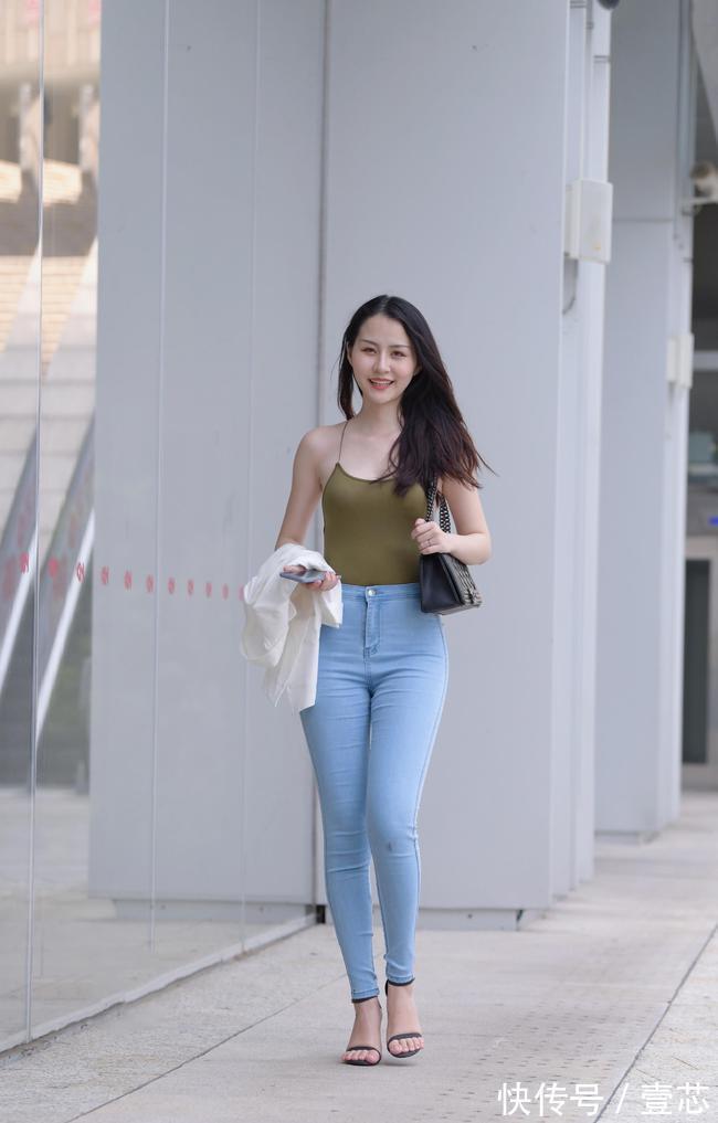 美女|牛仔裤最美搭配就是小吊带，绝对是夏日简约穿搭必备