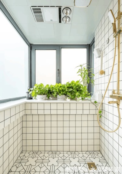 老公|楼上邻居把阳台改成卫生间,老公笑着同意,一周后老公哭着说后悔