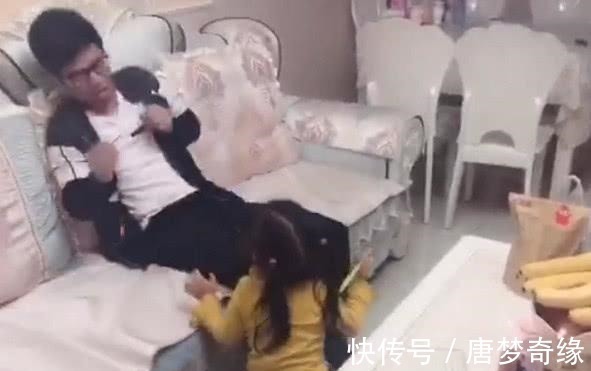 萌娃|“碎碎念奶爸”看娃写作业,萌娃突然间的暴脾气把奶爸吓得一激灵
