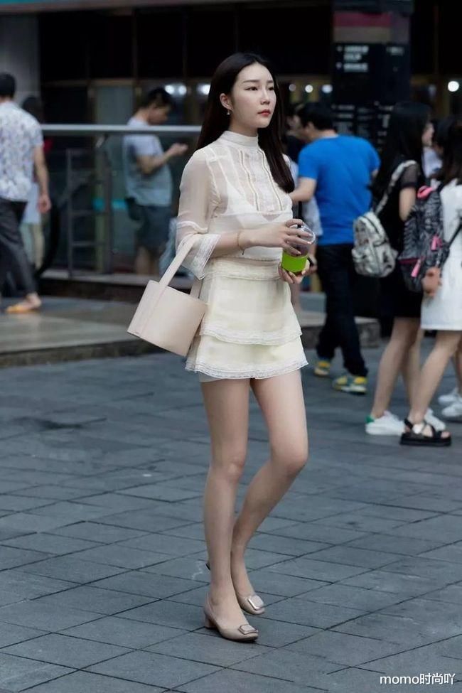 知性|街拍美女：美女搭配高跟鞋，展现成熟知性美