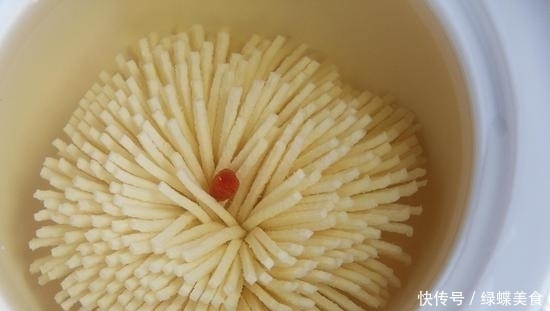  刀功|同是豆腐，日本厨师切成菊花，中国厨师一动作让他“甘拜下风”