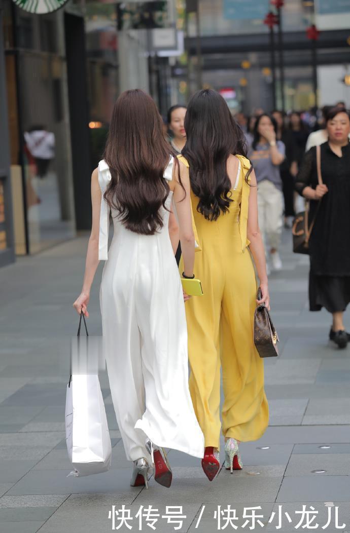 衣服|两个小姐姐一起逛街,穿同款不同色的长裙,却彰显不一样的韵味