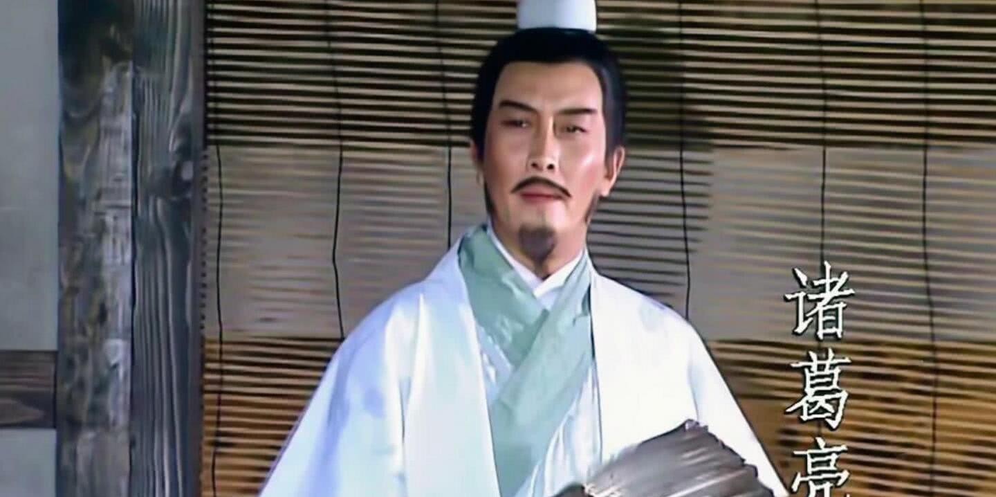 山前|诸葛亮出山前从未带过兵，那他的军事技能是跟谁学的？