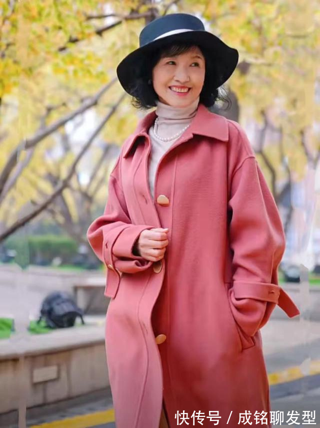 大衣|这才是老年人最好的状态,远离沉闷的黑白灰,亮色穿搭时髦又减龄