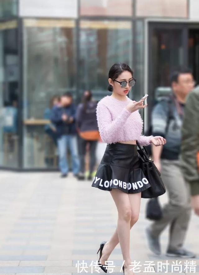 端庄|街拍:深蓝色修身连衣裙搭配高跟鞋,明艳端庄, 飘逸美丽