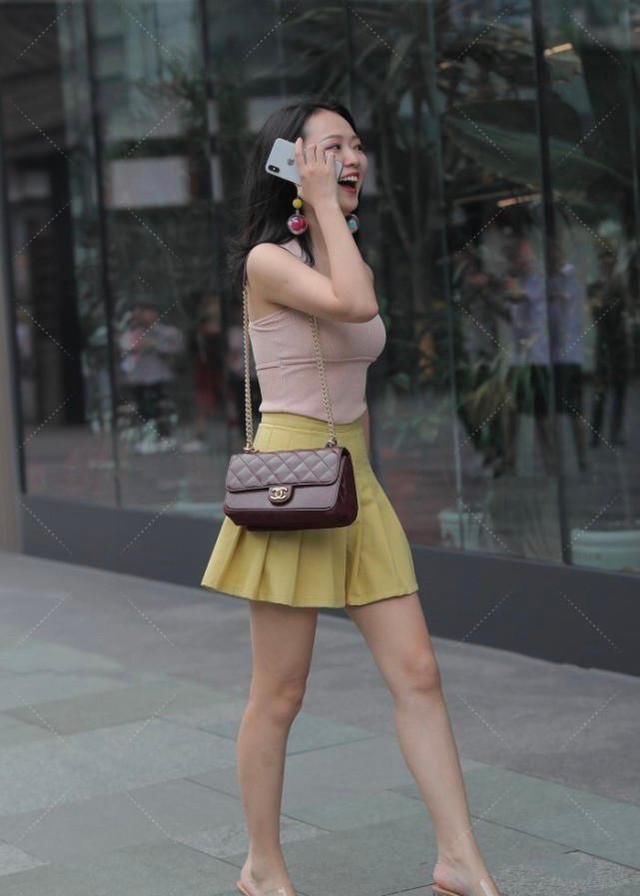 打造|粉色紧身上衣搭配百褶裙活力满满,透明高跟鞋轻松打造少女气质