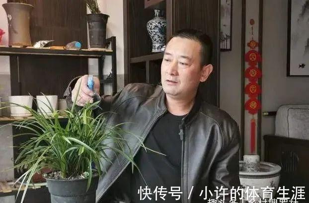 秋冬阳台养兰花,保湿是关键,可如果做错3件事,兰花喷雾会烂苗