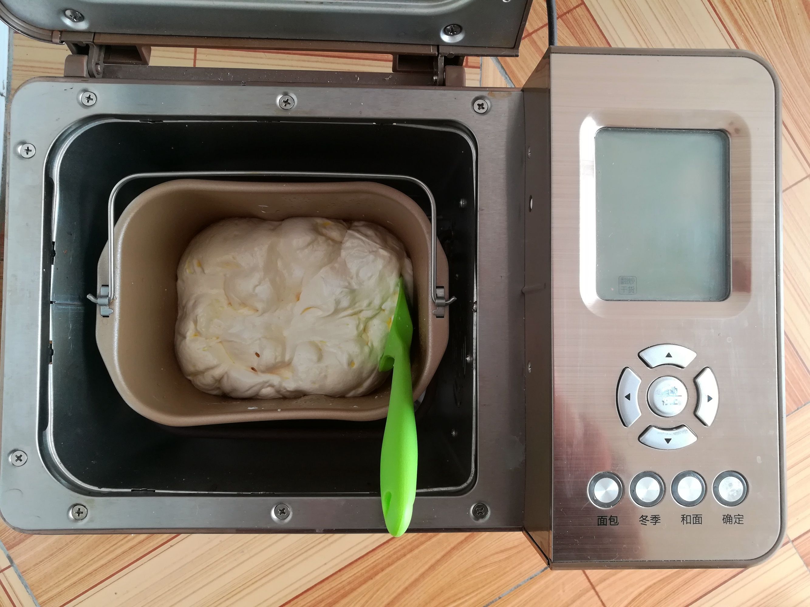 牛轧糖这做法火了，不开明火不用锅，奶香浓郁，朋友：完全没想到