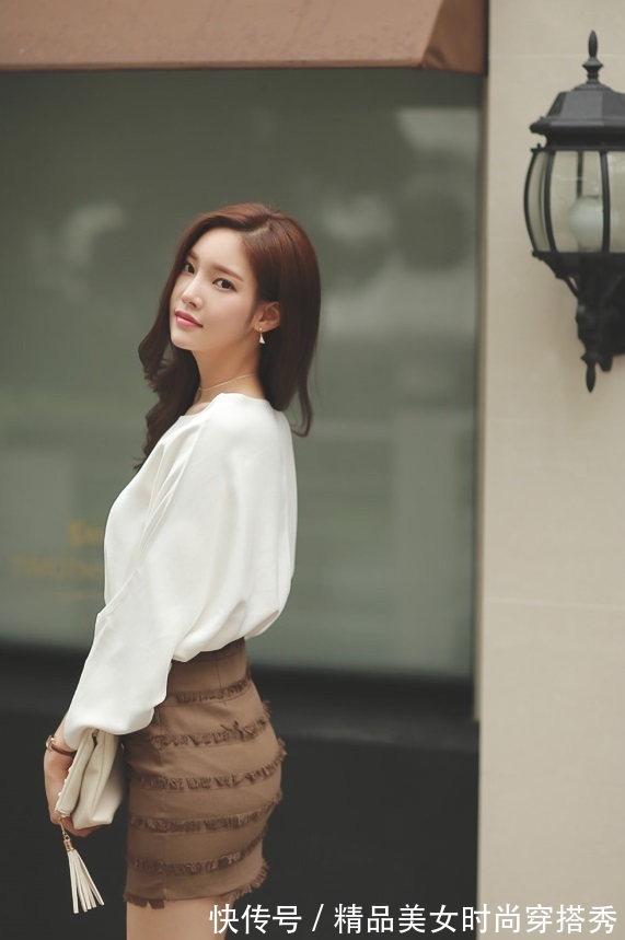 白色|简洁大方的半身裙搭配白色雪纺衫,为你更好地突显出气质