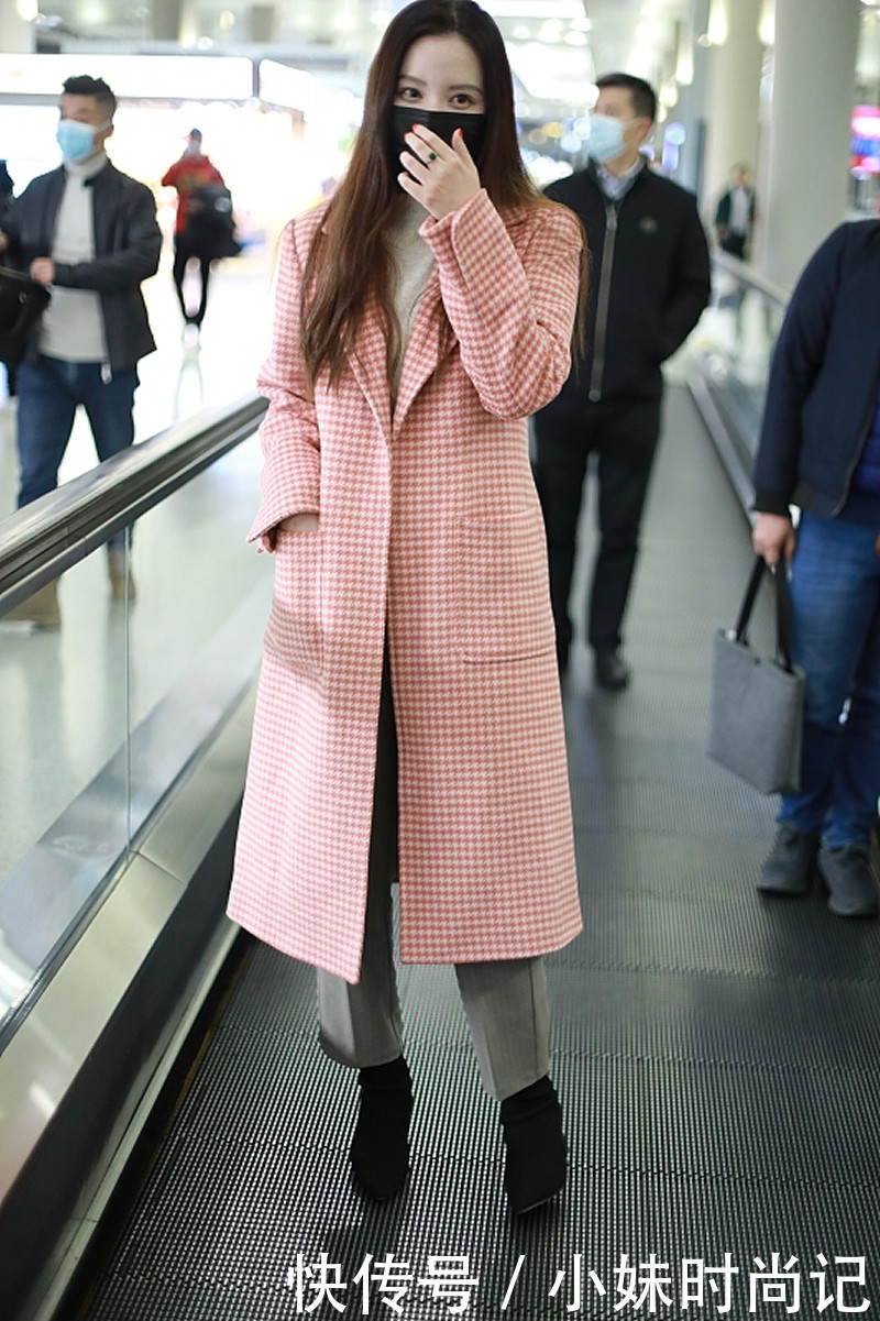 蓝灰色|张萌成穿衣榜样, 粉红格纹大衣清新甜美, 蓝灰色派克大衣保暖帅气