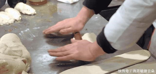 夹凉粉、配肥肠、包红糖,锅盔在四川可不只是个烧饼