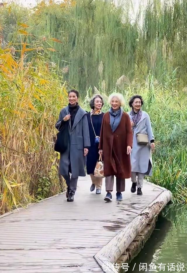 杖朝 看到80岁的她们,一头银发穿大衣也依旧时髦优雅,突然不怕变老了