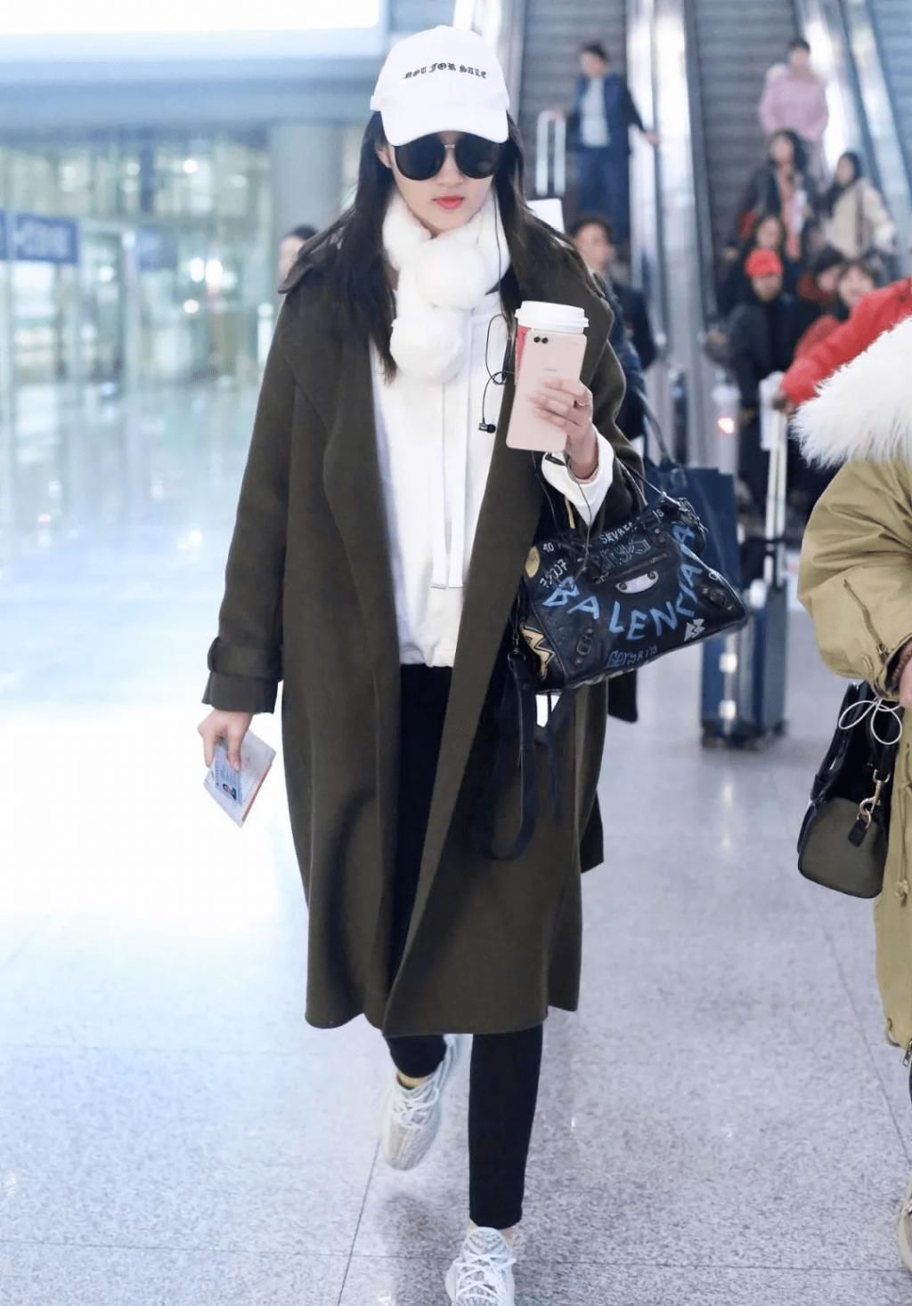  围巾|大衣+围巾，厚毛衣+围巾=入冬“王炸cp!”