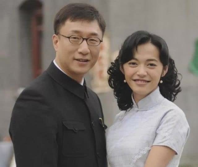 拍摄 新综艺《萌探探探案》,孙红雷和空气飙戏,再现余则成经典造型