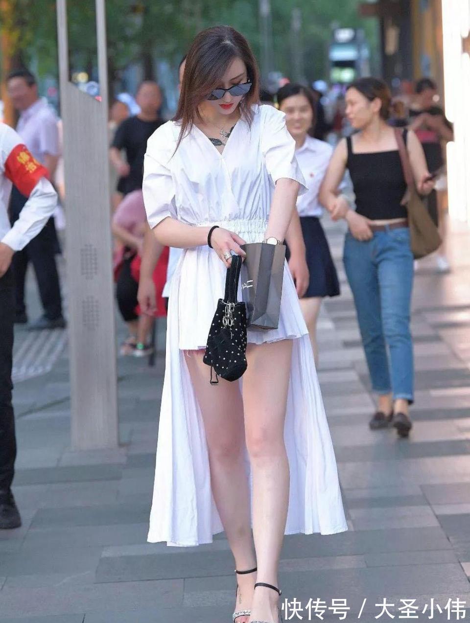 一字扣|美女街拍：美女看起来很狂野！穿搭更是有趣，第一次看到微胖女人也能这么美