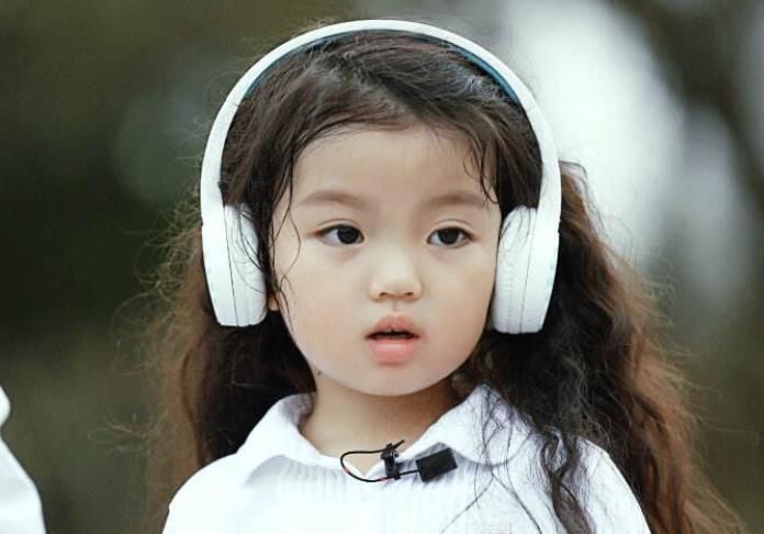 小學|4歲出道替弟弟賺奶粉錢,如今7歲上小學,和同齡人顯得格格不入!