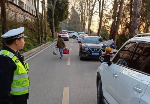 永定区茅岩河镇：疏导交通畅通“温泉游”