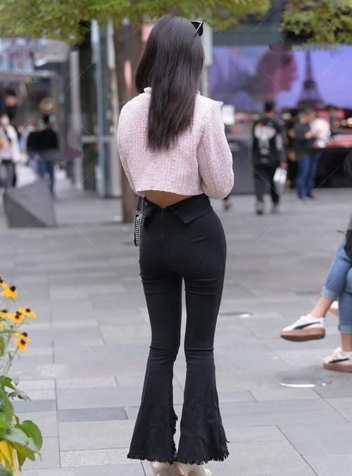 回头率 喇叭裤秀出我们的小蛮腰,赚足街上的回头率,心动就行动吧