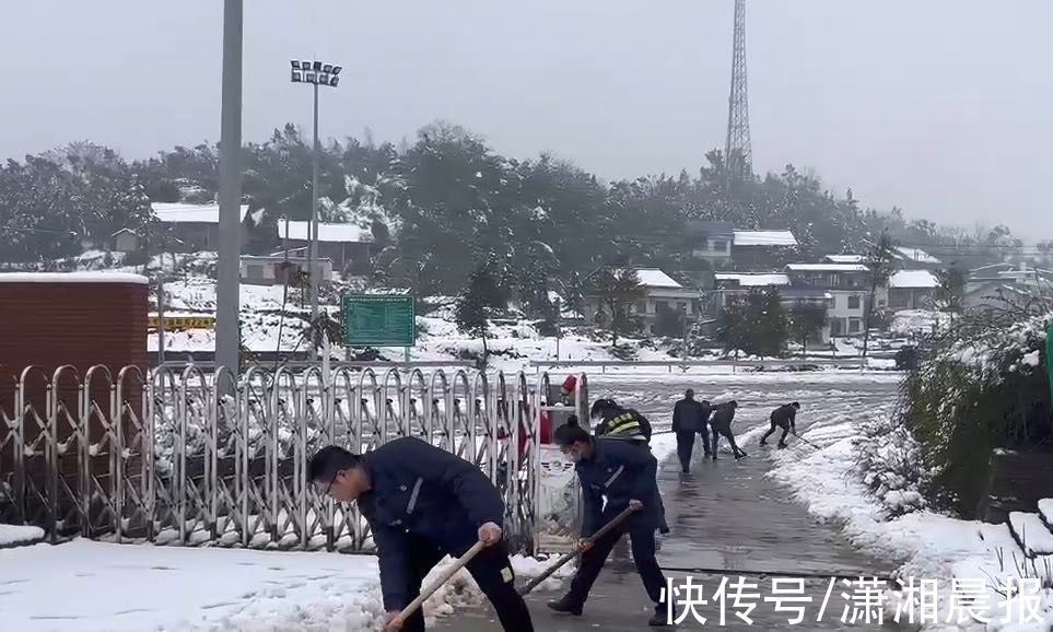 朱晟|爱心面换来暖心路！53名乘客滞留娄底高速用餐后主动扫雪