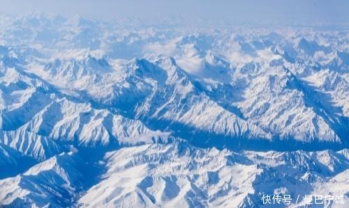 青藏高原|从西安到拉萨，在飞机上航拍连绵起伏的雪山，沿途风景辽阔壮观