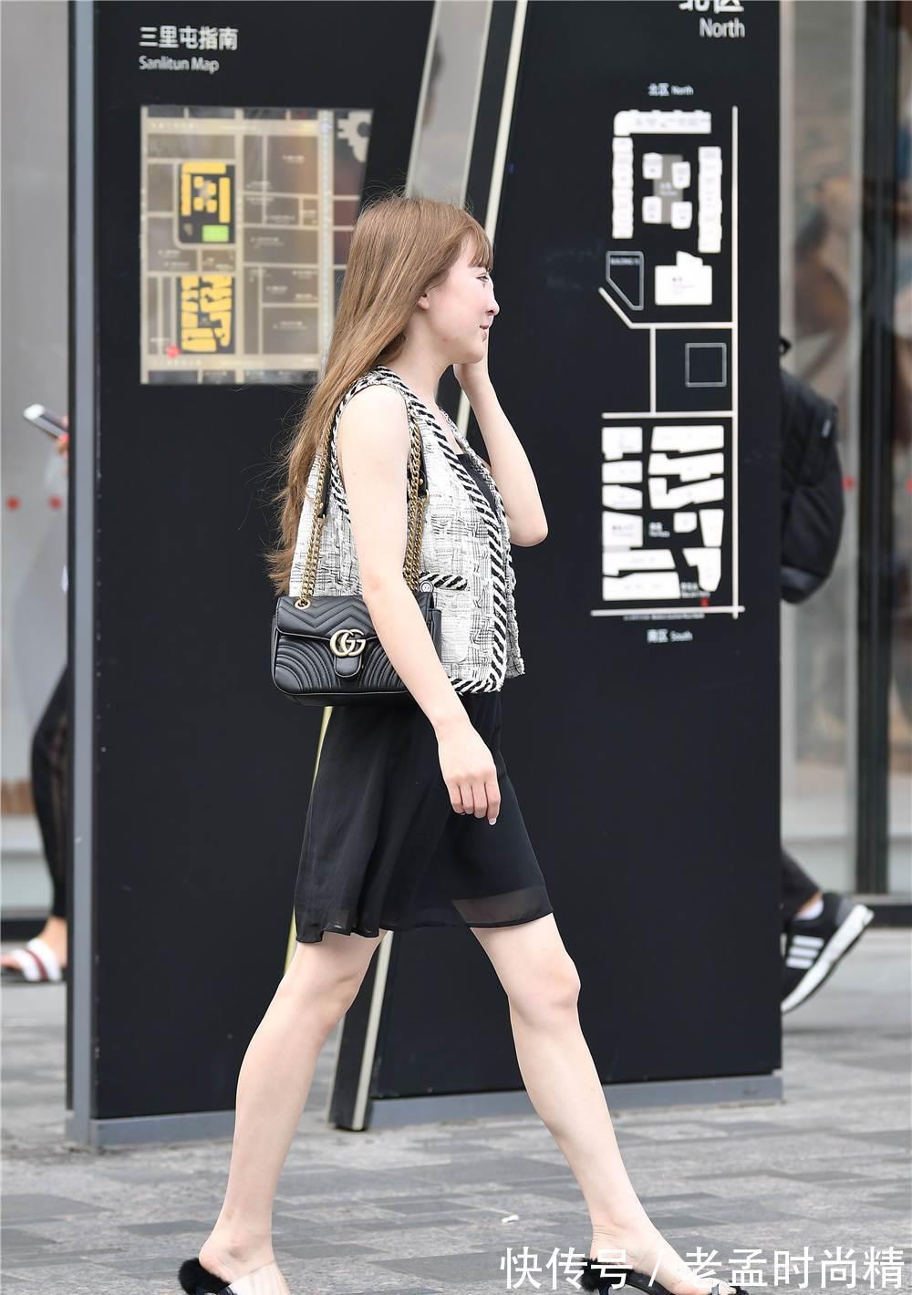 凉鞋|黑色连衣裙, 搭配浅灰色无袖开衫, 细跟凉拖很精致